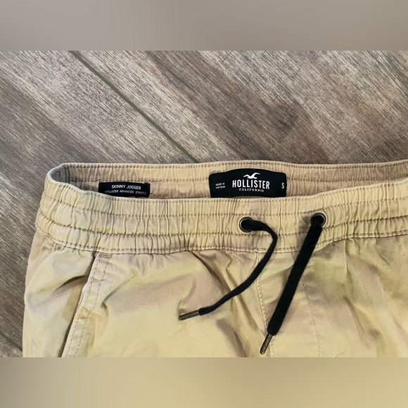Hollister Skinny Jogger. Color - Light Khaki. Size S - Picture 3 of 4